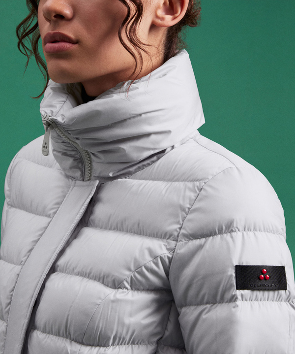 KURZE DAUNENJACKE AUS 100 % RECYCELTEM POLYESTER - Peuterey