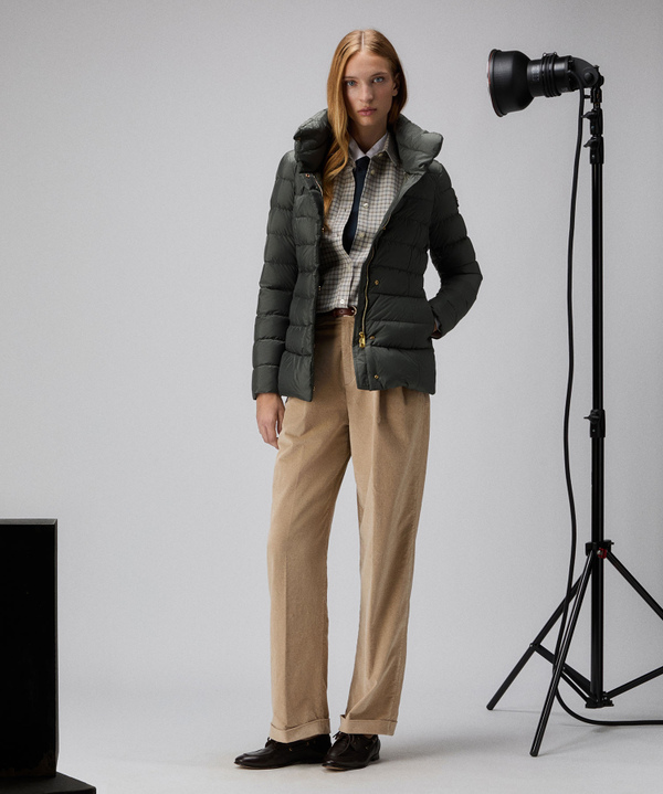 Kurze Daunenjacke mit hohem Kragen - Peuterey