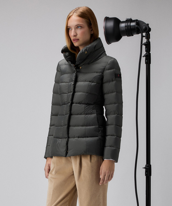 Kurze Daunenjacke mit hohem Kragen - Peuterey