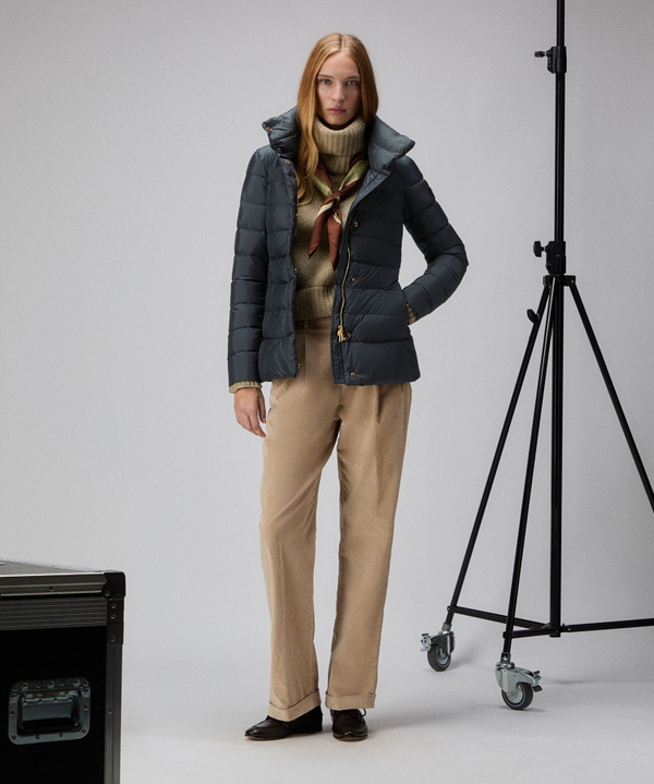 Kurze Daunenjacke mit hohem Kragen - Peuterey