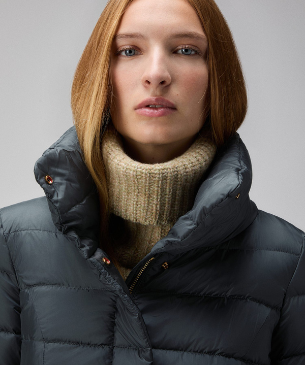 Kurze Daunenjacke mit hohem Kragen - Peuterey