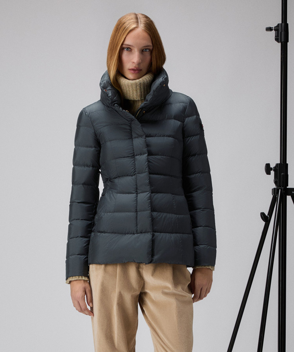 Kurze Daunenjacke mit hohem Kragen - Peuterey