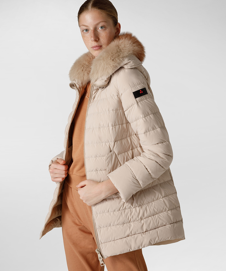 Lange Daunenjacke mit Fell in gleicher Farbnuance - Wasserabweisende Jacken Für Damen | Peuterey