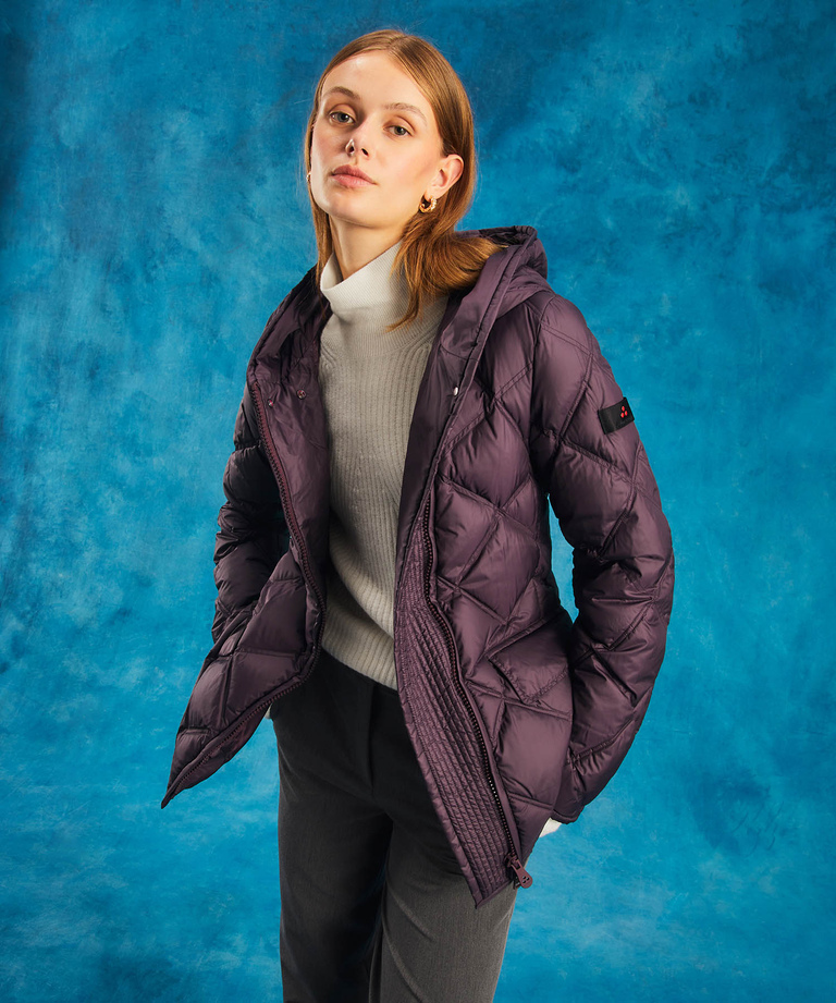Ultra-light fabric down jacket with diamond-shaped quilting - Fall-Winter 2023 Womenswear Collection | Peuterey