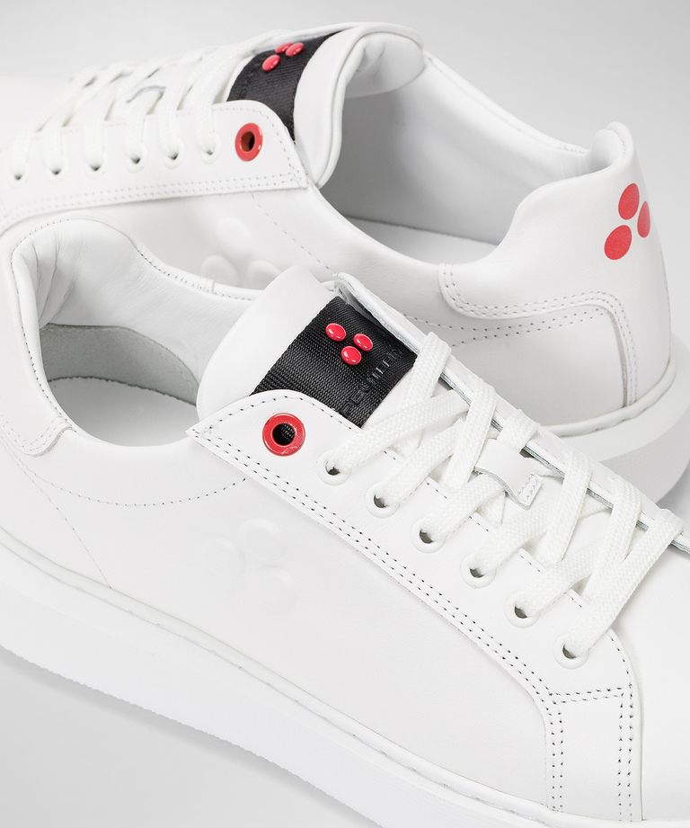 Leder-Sneaker mit geprägtem Logo