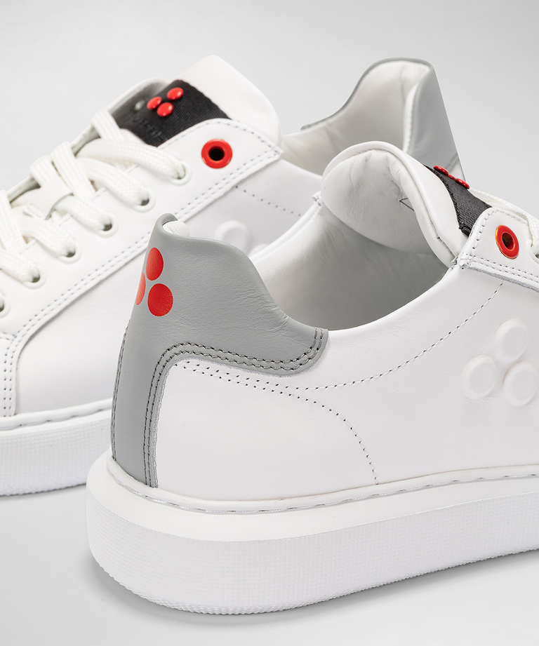 Leder-Sneaker mit geprägtem Logo