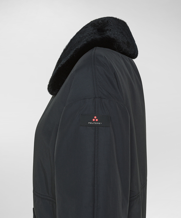 Reversible jacket with detachable fur collar