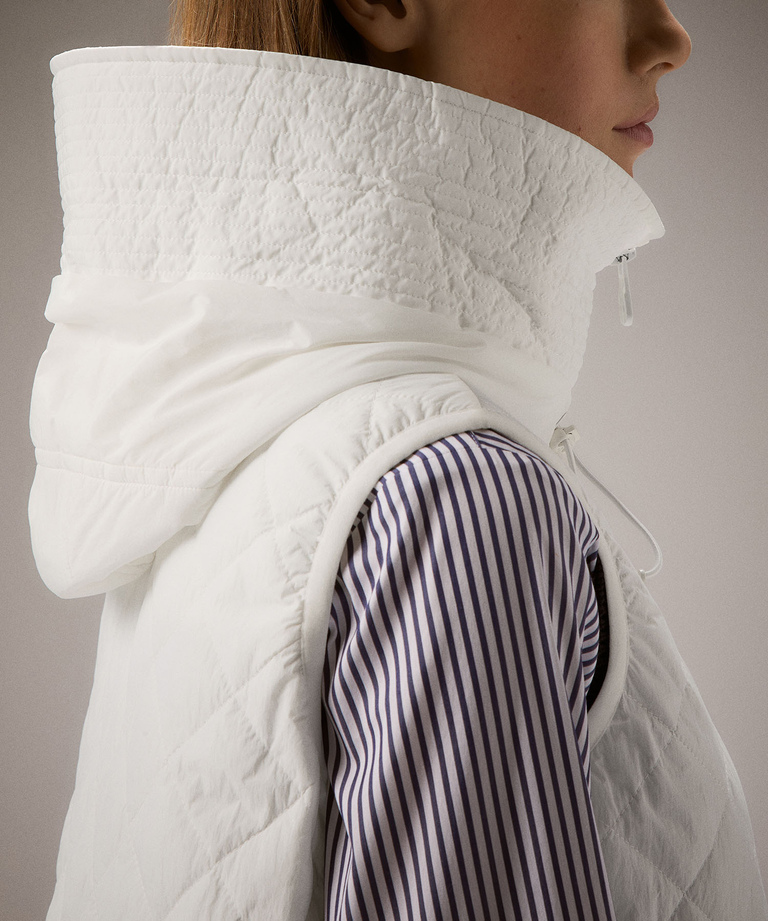 Padded vest con cappuccio