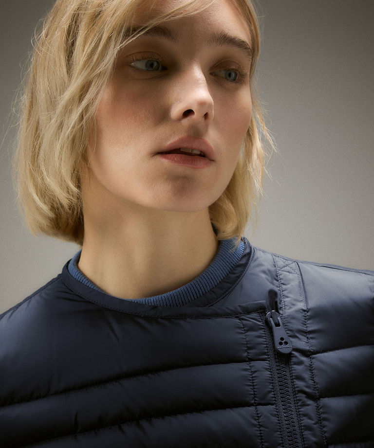Taillierte Jacke mit schrägem Reißverschluss