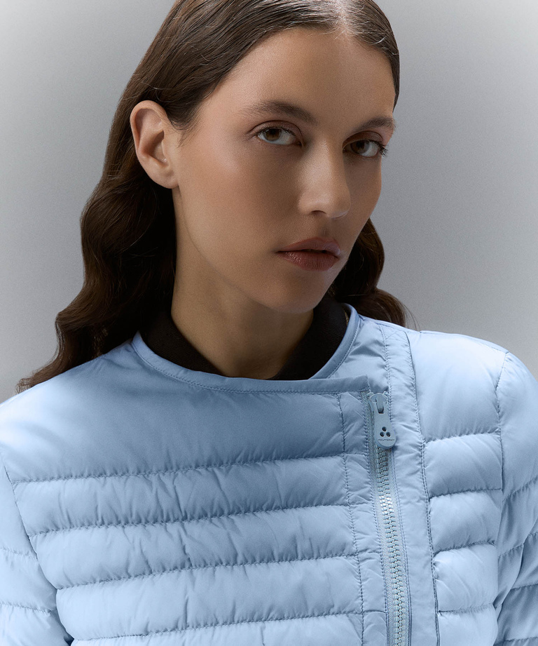 Taillierte Jacke mit schrägem Reißverschluss