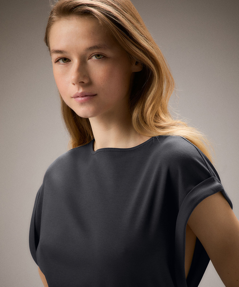 T-shirt with side slit