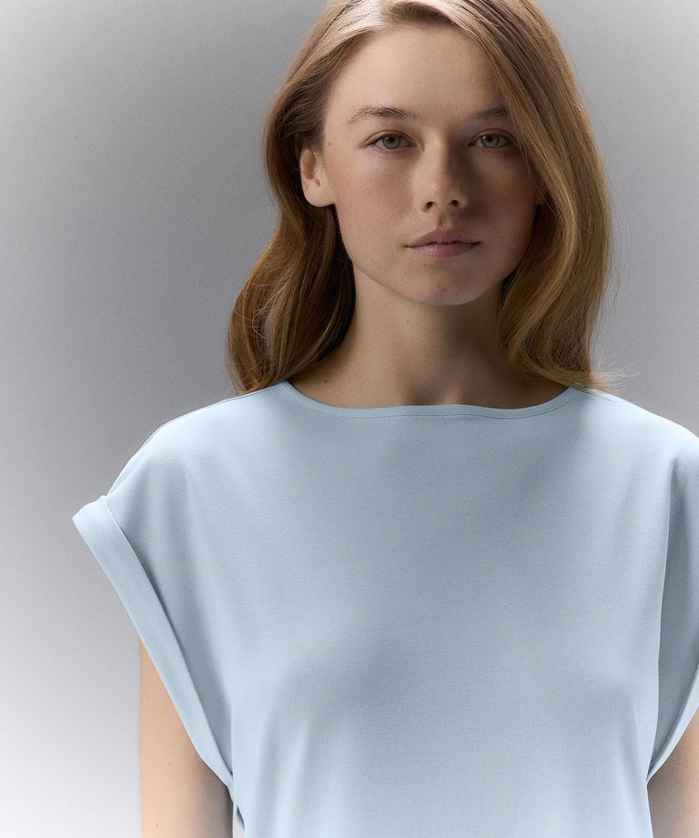 T-shirt with side slit