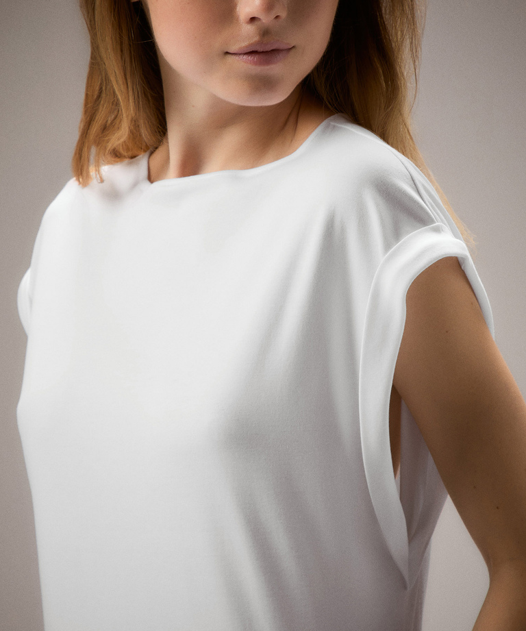 T-shirt with side slit