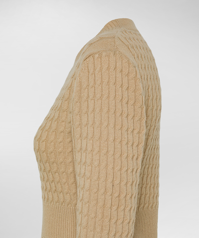 Cable knit sweater with waistband