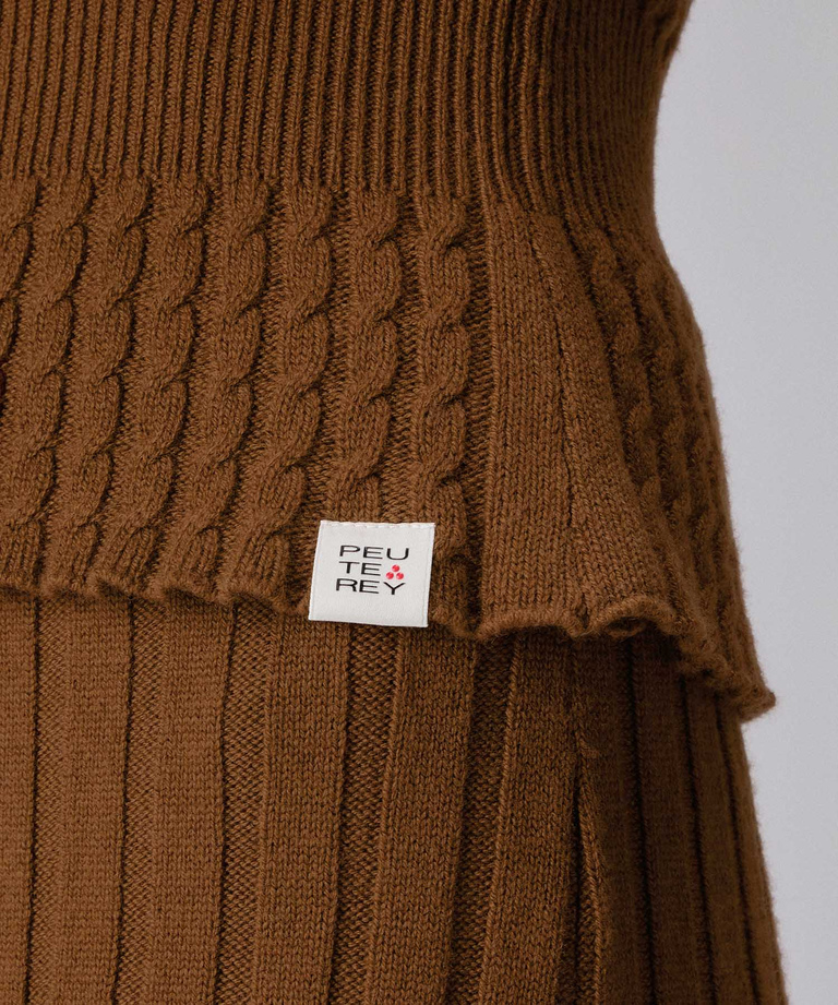 Cable knit sweater with waistband