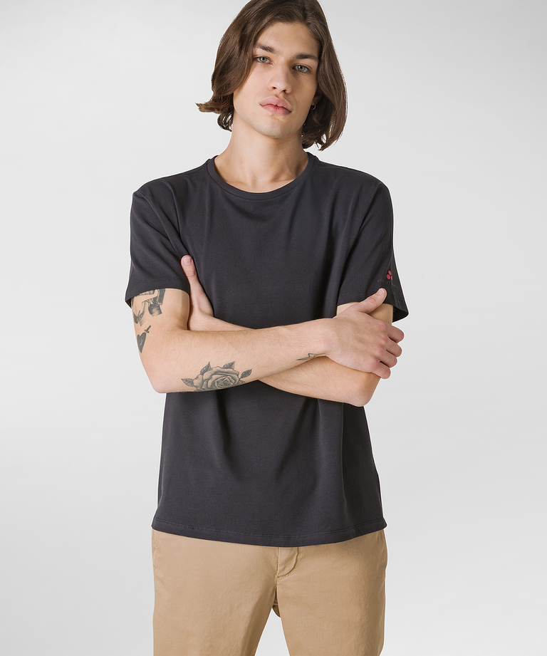T-shirt with small logo on the sleeve - Timeless and iconic menswear | Peuterey