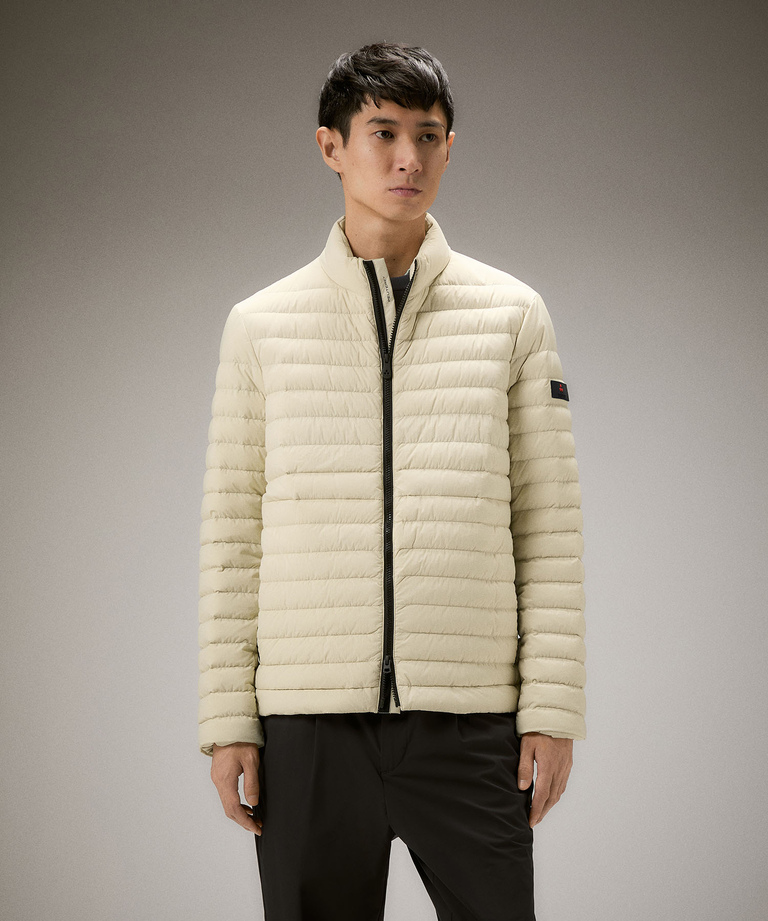 Ultra-lightweight and water-repellent down jacket