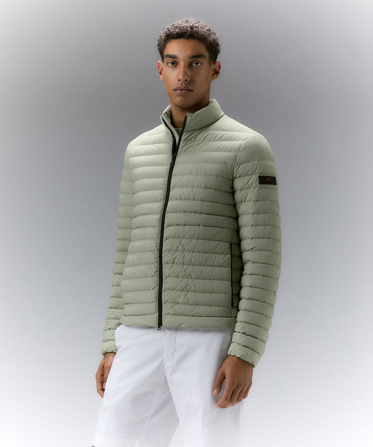Ultra-lightweight and water-repellent down jacket