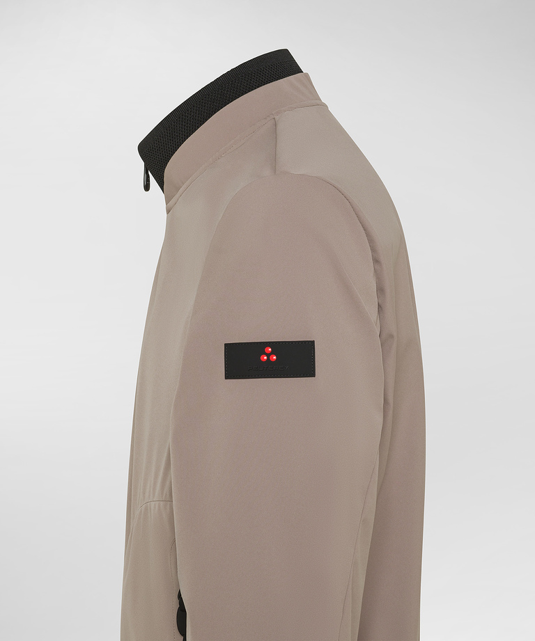 Windjacke mit elastischen Details
