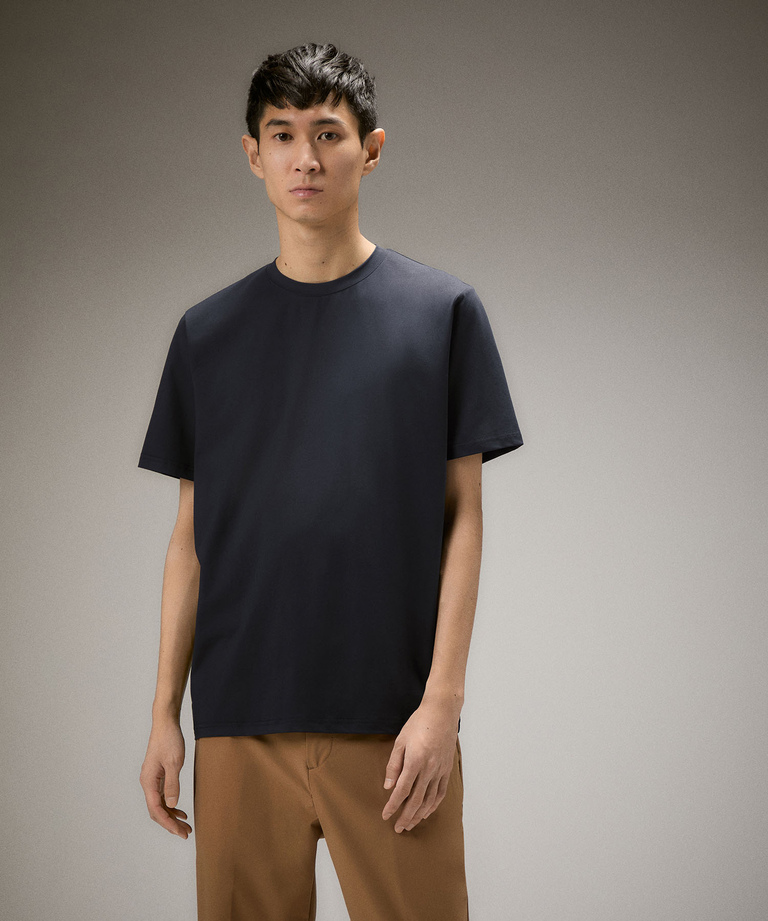 Minimal and versatile t-shirt