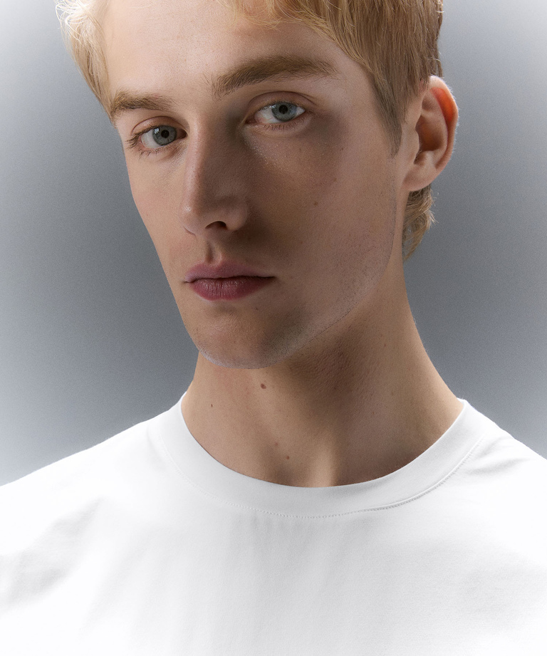 Minimal and versatile t-shirt