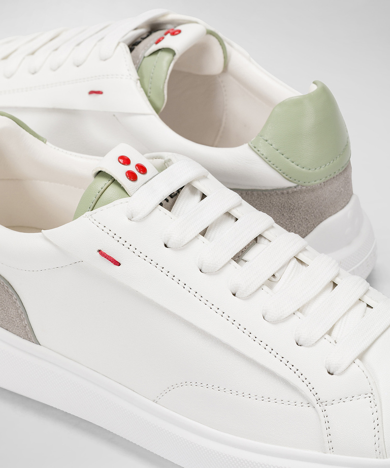Sneakers with contrasting details