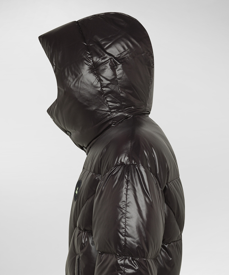 Glänzende Pufferjacke mit Kapuze