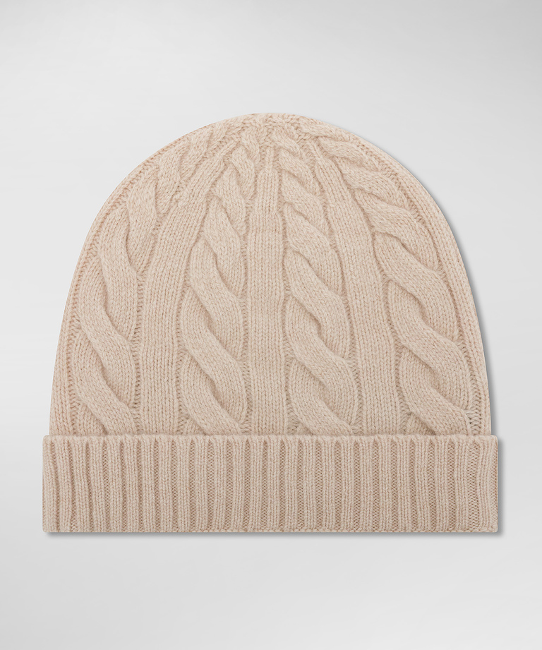 Cappello con lavorazione a trecce