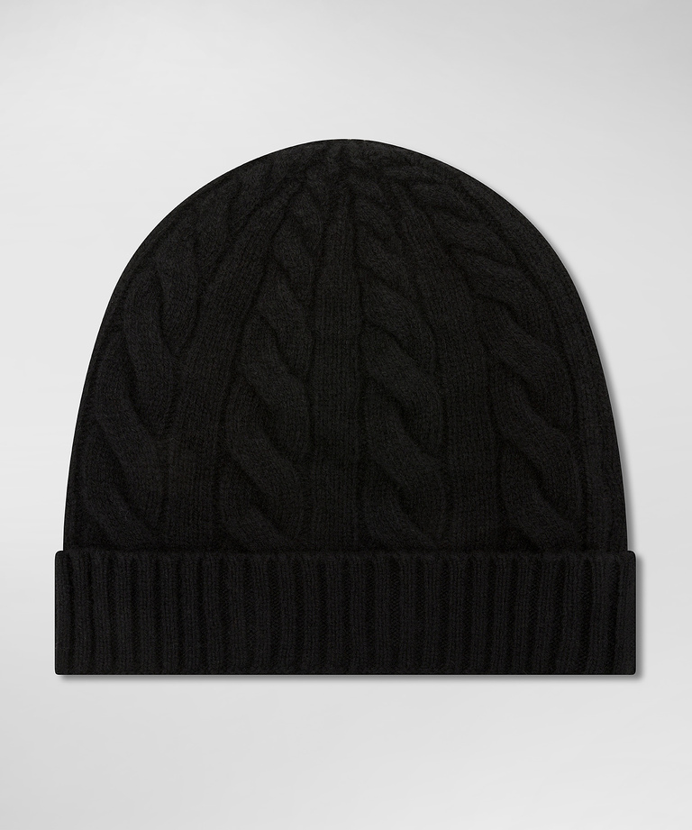 Cappello con lavorazione a trecce