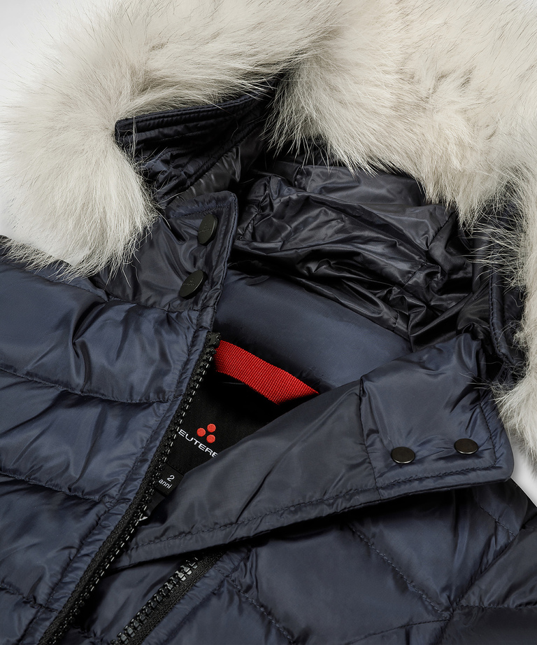 Daunenjacke mit asymmetrischem Reißverschluss und Pelz
