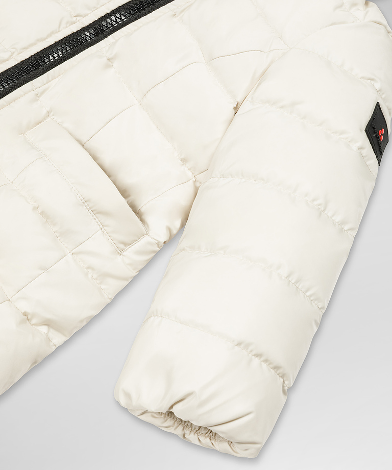 Daunenjacke mit asymmetrischem Reißverschluss und Pelz