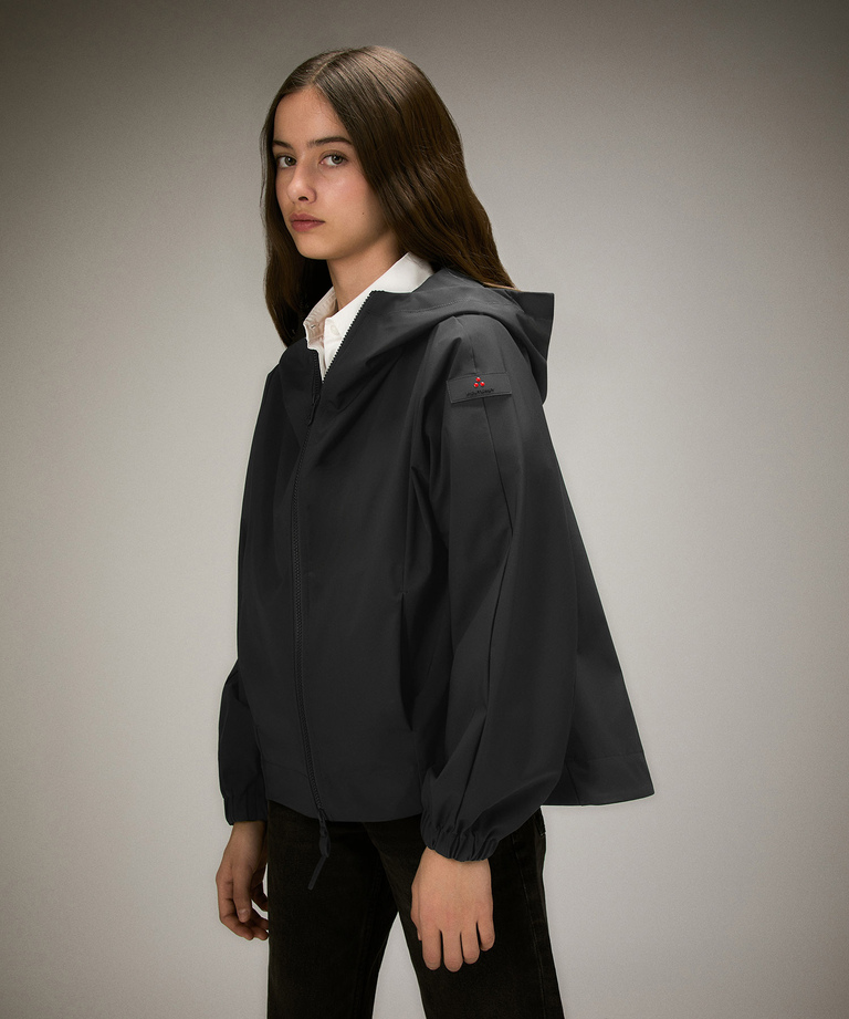 Short and lightweight windproof jacket