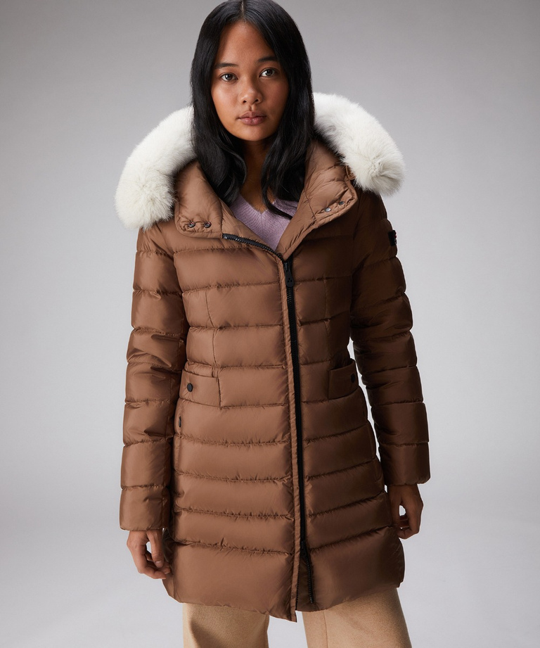Piumino con cappuccio bordato di pelliccia