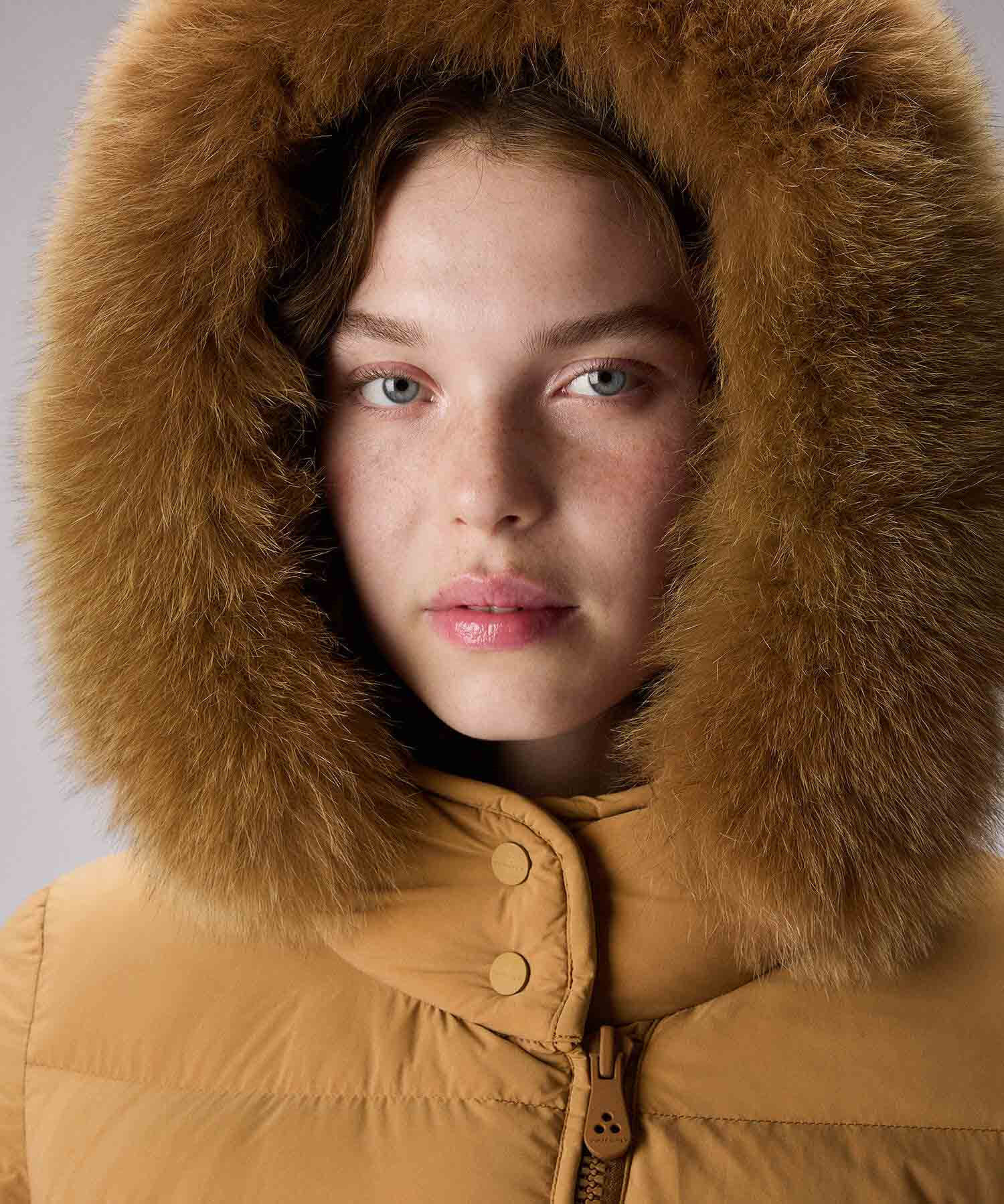 Long down jacket with high collar and fur, color Cinnamon Apple